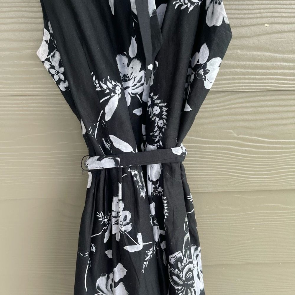 White House Black Market wrap tie floral dress with pockets - Picture 6 of 7